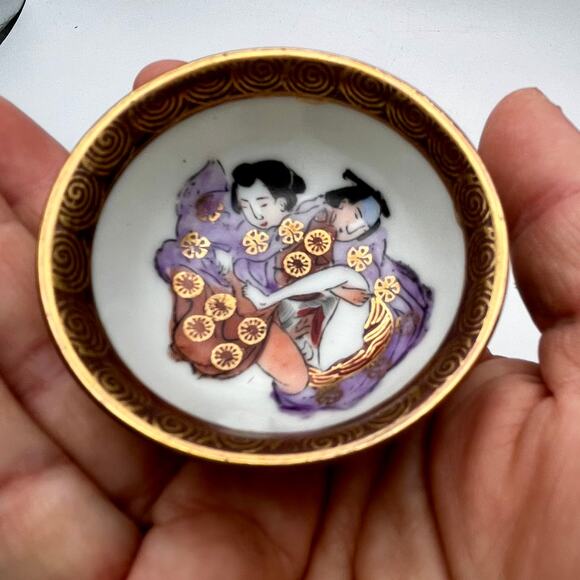 Vintage Japanese Kutani Shunga Erotic Sake Cups Set of 3 Hand Painted Porcelain - Picture 4 of 16